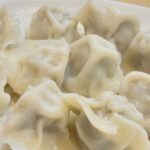 Nam Bo-ra Instagram - 이태원 가면 여기 꼭 가보세요🙌 #쟈니덤플링 육즙 가득가득 만두🥟 한입 베어 물때마다 육즙이 쫘악!!! 냉동 만두도 포장해서 오셔야 해요. 그래야 집에서 즐길 수 있거든요☺️☝️