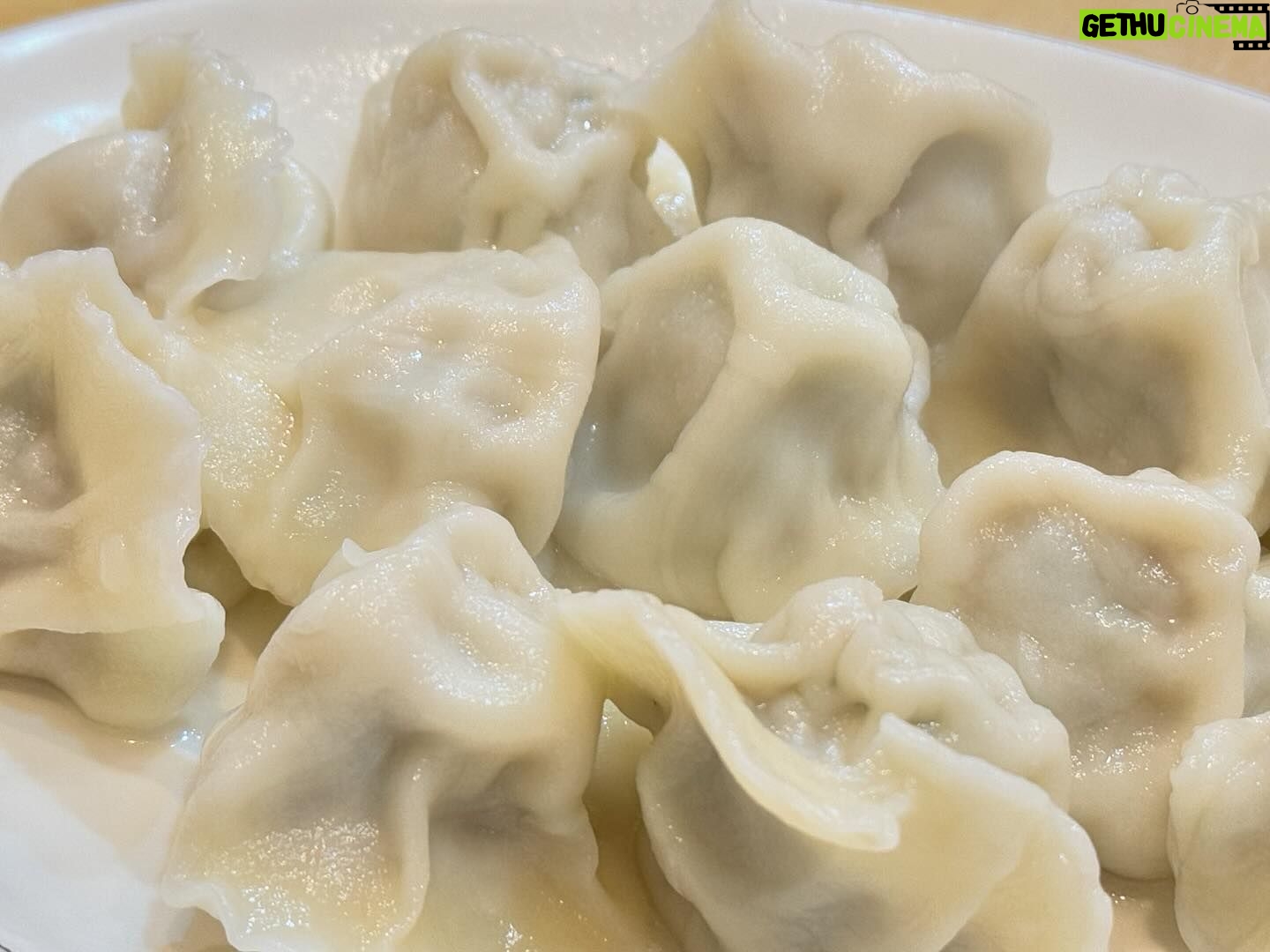 Nam Bo-ra Instagram - 이태원 가면 여기 꼭 가보세요🙌 #쟈니덤플링 육즙 가득가득 만두🥟 한입 베어 물때마다 육즙이 쫘악!!! 냉동 만두도 포장해서 오셔야 해요. 그래야 집에서 즐길 수 있거든요☺️☝️