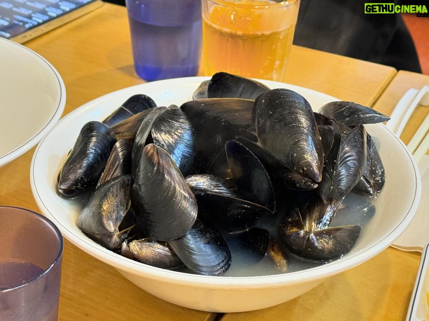 Nam Bo-ra Instagram - 이태원 가면 여기 꼭 가보세요🙌 #쟈니덤플링 육즙 가득가득 만두🥟 한입 베어 물때마다 육즙이 쫘악!!! 냉동 만두도 포장해서 오셔야 해요. 그래야 집에서 즐길 수 있거든요☺️☝️