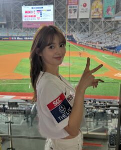 Nam Bo-ra Instagram - 키움 시구 재밌게 하구 왔어요! 사진 감사합니다~💙 말로만 듣던 크림 새우… 진짜 JMT 더라구여! 고척 가시면 꼭 드셔보세요… 위에 뿌려주는 소스가 대박이에요! 👍