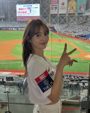 Nam Bo-ra Instagram - 키움 시구 재밌게 하구 왔어요! 
사진 감사합니다~💙

말로만 듣던 크림 새우… 진짜 JMT 더라구여!
고척 가시면 꼭 드셔보세요…
위에 뿌려주는 소스가 대박이에요! 👍