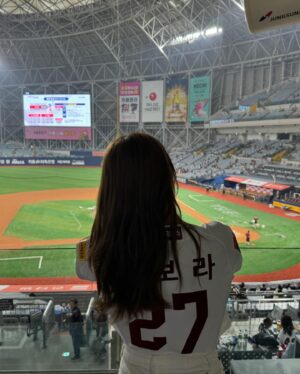 Nam Bo-ra Instagram - 키움 시구 재밌게 하구 왔어요! 
사진 감사합니다~💙

말로만 듣던 크림 새우… 진짜 JMT 더라구여!
고척 가시면 꼭 드셔보세요…
위에 뿌려주는 소스가 대박이에요! 👍