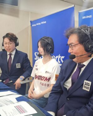 Nam Gyu-ri Instagram - 오랜만에 시구⚾️ 스트라이크!!!

초대해주셔서 감사합니다

모든 선수님들 팬분들 응원합니다 모두 화이팅입니다 🍀

사실 제가 모든선수분들에게 전하고싶었던 멘트는 

“끝날때까지 끝난게 아니다!
 지금부터가 시작입니다 모두 화이팅입니다”
💪🏻🫡👍🏻✨🌸❤️🙏🏻🍀🧚‍♀️👍🏻⚾️