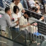 Nam Gyu-ri Instagram – 오랜만에 시구⚾️ 스트라이크!!!

초대해주셔서 감사합니다

모든 선수님들 팬분들 응원합니다 모두 화이팅입니다 🍀

사실 제가 모든선수분들에게 전하고싶었던 멘트는 

“끝날때까지 끝난게 아니다!
 지금부터가 시작입니다 모두 화이팅입니다”
💪🏻🫡👍🏻✨🌸❤️🙏🏻🍀🧚‍♀️👍🏻⚾️