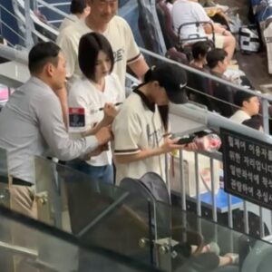 Nam Gyu-ri Instagram - 오랜만에 시구⚾️ 스트라이크!!!

초대해주셔서 감사합니다

모든 선수님들 팬분들 응원합니다 모두 화이팅입니다 🍀

사실 제가 모든선수분들에게 전하고싶었던 멘트는 

“끝날때까지 끝난게 아니다!
 지금부터가 시작입니다 모두 화이팅입니다”
💪🏻🫡👍🏻✨🌸❤️🙏🏻🍀🧚‍♀️👍🏻⚾️