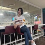 Nam Gyu-ri Instagram - 오랜만에 시구⚾️ 스트라이크!!! 초대해주셔서 감사합니다 모든 선수님들 팬분들 응원합니다 모두 화이팅입니다 🍀 사실 제가 모든선수분들에게 전하고싶었던 멘트는 “끝날때까지 끝난게 아니다! 지금부터가 시작입니다 모두 화이팅입니다” 💪🏻🫡👍🏻✨🌸❤️🙏🏻🍀🧚‍♀️👍🏻⚾️