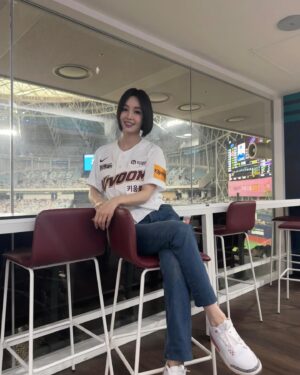 Nam Gyu-ri Instagram - 오랜만에 시구⚾️ 스트라이크!!!

초대해주셔서 감사합니다

모든 선수님들 팬분들 응원합니다 모두 화이팅입니다 🍀

사실 제가 모든선수분들에게 전하고싶었던 멘트는 

“끝날때까지 끝난게 아니다!
 지금부터가 시작입니다 모두 화이팅입니다”
💪🏻🫡👍🏻✨🌸❤️🙏🏻🍀🧚‍♀️👍🏻⚾️