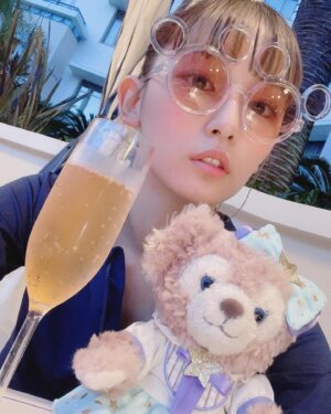 Nana Asakawa Instagram - アンバサダーホテル
パームガーデン・プール
ナイトプール

目当てはメシじゃ！！！！！！！

前菜のとうもろこしとキャビアのなんちゃらがめちゃくちゃ美味しかった。てか全部美味しかった。

メインのロコモコ丼
パークの紙皿で運ばれて来て、パーク行きたくなってしまい
夏は絶対行かないわたしだけど次の日しっかりインした。