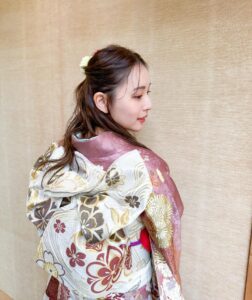 Nana Asakawa Instagram - 2024年、まだ投稿してませんでしたね、失礼しました。 年明けから心の痛む出来事が多い為、新年のご挨拶は控えさせていただきます。 能登半島を中心とした震災で被害を受けた皆様へ心よりお見舞い申し上げます。 本日、エイベックスの新春参拝・晴れ着お披露目会に参加しました。 今年の抱負は造語ではありますが「楽動」 楽しく活動的に動いていける1年にしたいと思ってます！ 自分自身が楽しんで生きることはもちろんですが、見ている方にも楽しんでもらえるような仕事を届けられるよう頑張ります。 今年もよろしくお願いします。