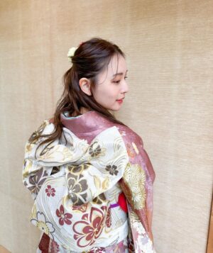 Nana Asakawa Instagram - 2024年、まだ投稿してませんでしたね、失礼しました。
年明けから心の痛む出来事が多い為、新年のご挨拶は控えさせていただきます。
能登半島を中心とした震災で被害を受けた皆様へ心よりお見舞い申し上げます。

本日、エイベックスの新春参拝・晴れ着お披露目会に参加しました。
今年の抱負は造語ではありますが「楽動」
楽しく活動的に動いていける1年にしたいと思ってます！
自分自身が楽しんで生きることはもちろんですが、見ている方にも楽しんでもらえるような仕事を届けられるよう頑張ります。

今年もよろしくお願いします。