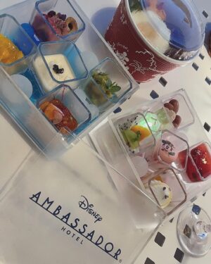 Nana Asakawa Instagram - アンバサダーホテル
パームガーデン・プール
ナイトプール

目当てはメシじゃ！！！！！！！

前菜のとうもろこしとキャビアのなんちゃらがめちゃくちゃ美味しかった。てか全部美味しかった。

メインのロコモコ丼
パークの紙皿で運ばれて来て、パーク行きたくなってしまい
夏は絶対行かないわたしだけど次の日しっかりインした。