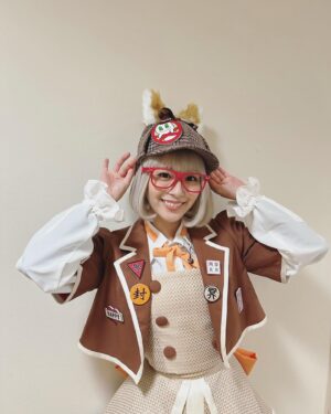 Nana Asakawa Instagram - 明日17:35〜
NHK「ビットワールド」

遂に🦊…！！？？

ナーナ衣装はフリフリガーリーボリューミーで、過去を振り返っても1番フリフリしてる気がします。
歩くとﾌｧｯｻｰﾌｧｯｻｰってする👓笑