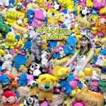 Nana Asakawa Instagram – 気を失いそうな程大量のぬいぐるみの壁を前に、どうしていいかわからない見た目だけは派手なド陰キャ2人