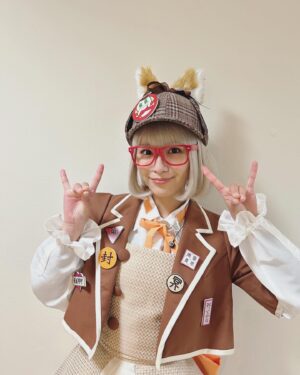 Nana Asakawa Instagram - 明日17:35〜
NHK「ビットワールド」

遂に🦊…！！？？

ナーナ衣装はフリフリガーリーボリューミーで、過去を振り返っても1番フリフリしてる気がします。
歩くとﾌｧｯｻｰﾌｧｯｻｰってする👓笑