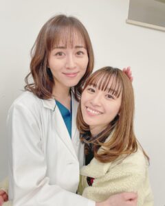 Nana Asakawa Instagram - #大病院占拠　9話 22時からです＾＾ はい、距離感バグをまた起こしてしまいました💭笑 好きになるとよくわからないスキンシップを行う習性のある私なのですが、優しく受け止めてくれるので調子に乗ってます。 でも甘えられる人には存分に甘えな〜って言ってもらったから🤤笑 物理的にも心理的にもたくさん甘えさせてもらってる大好きながーさん😌💕