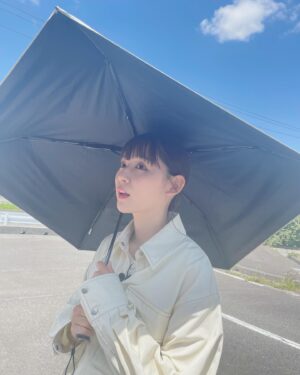 Nana Asakawa Instagram - 先日の衣装♡

最近とっても暑くなってきてますね
数年前は「日焼け止め塗る方がやけるから塗らない！」とかいう訳わからない自論を述べて日焼け止めを断固拒否し続けて、案の定真っ黒になって夏を終えてました。アホです。

3枚目の写真は本当はワイングラスみたいなの持ってバカンス風にしたかったんです。ださいです。アハ