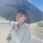 Nana Asakawa Instagram - 先日の衣装♡ 最近とっても暑くなってきてますね 数年前は「日焼け止め塗る方がやけるから塗らない！」とかいう訳わからない自論を述べて日焼け止めを断固拒否し続けて、案の定真っ黒になって夏を終えてました。アホです。 3枚目の写真は本当はワイングラスみたいなの持ってバカンス風にしたかったんです。ださいです。アハ