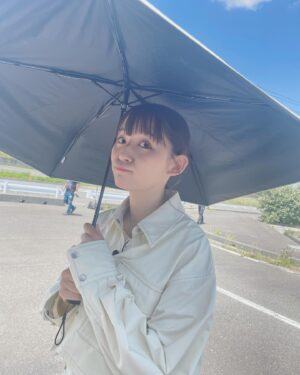 Nana Asakawa Instagram - 先日の衣装♡

最近とっても暑くなってきてますね
数年前は「日焼け止め塗る方がやけるから塗らない！」とかいう訳わからない自論を述べて日焼け止めを断固拒否し続けて、案の定真っ黒になって夏を終えてました。アホです。

3枚目の写真は本当はワイングラスみたいなの持ってバカンス風にしたかったんです。ださいです。アハ