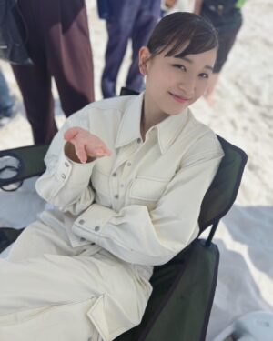 Nana Asakawa Instagram - 先日の衣装♡

最近とっても暑くなってきてますね
数年前は「日焼け止め塗る方がやけるから塗らない！」とかいう訳わからない自論を述べて日焼け止めを断固拒否し続けて、案の定真っ黒になって夏を終えてました。アホです。

3枚目の写真は本当はワイングラスみたいなの持ってバカンス風にしたかったんです。ださいです。アハ