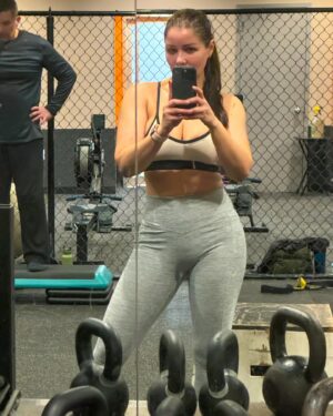 Nana Gouvea Instagram - Everyday we shuffling! 🤘🎶🏋🏻‍♀️🤸🏻‍♀️🍑💦💖 #nanagouvea #outfitoftheday #workout #everydayweshoveling #partyrock #sweaty #beauty #nopainnogain #letsgetit #gymlover #fitfam #fyp #nomakeup #stillpretty 💋💋💋 #malhação #suada #academia #ratadeacademia