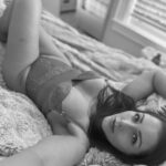 Nana Gouvea Instagram - I don’t know about you, but I’m ready for a lazy weekend… ❤️💋🌹 Eu não sei vcs, mas eu to pronta pra um fim de semana preguiçoso! ❤️👸🏻🌹 #felizanonovo #happynewyear #nanagouvea #lazyday #preguicinha #lingerie #wine #vinho #loveme #amorproprio #goddess #princess #queen #deusa #princesa #rainha #homesweethome #lardocelar
