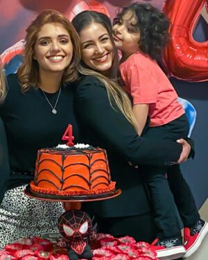 Nana Gouvea Instagram - Hoje é o dia mais importante da minha vida! 14 de Março! O dia em que minha vida fez sentido! O dia que definiu o que eu sou! Sou mãe! Sou mulher! Sou completa! Graças a Nossa Senhora da Graças no dia de hj há mais 30 anos atrás, eu fui abençoada com a Graça de ser mãe da minha melhor amiga, minha confidente, minha parceira pro der e vier, o grande amor da minha vida abriu o caminho pra que viessem Angel e Noah, meus outros amores que completam minha vida com maestria! E desde os meus 17 anos de idade eu nunca conheci outra vida, minha vida é ser sua mãe! Obrigada Deus! Obrigada Virgem Maria! Obrigada minha filha por ser a razão da minha vida! Te amo incondicionalmente e eternamente! Seja feliz! É tudo te desejo! @daphyniegouvea #daphyniegouvea #nanagouvea #felizaniversario #happybirthday #family #momanddaughter #imamom #proud #grateful #blessed #foreverinlove #maeefilha #mãe #filha #amordaminhavida