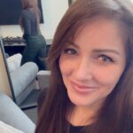 Nana Gouvea Instagram - Because Saturday is also a day to go to work… 😅🤷🏻‍♀️ I’m unstoppable loves! 💚 Sábado aqui também é dia de ir trabalhar, e eu não paro… logo logo conto as novidades pra vcs 💝👸🏻💚 #nanagouvea #workworkwork #outfitoftheday #calçadeveludooubundadefora #winteroutfit #nofilterneeded #ilovemyself #greeneyes #eumeamo #simpleitsbest #simplesemelhor #comfyoutfit