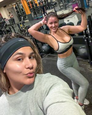 Nana Gouvea Instagram - Everyday we shuffling! 🤘🎶🏋🏻‍♀️🤸🏻‍♀️🍑💦💖 #nanagouvea #outfitoftheday #workout #everydayweshoveling #partyrock #sweaty #beauty #nopainnogain #letsgetit #gymlover #fitfam #fyp #nomakeup #stillpretty 💋💋💋 #malhação #suada #academia #ratadeacademia