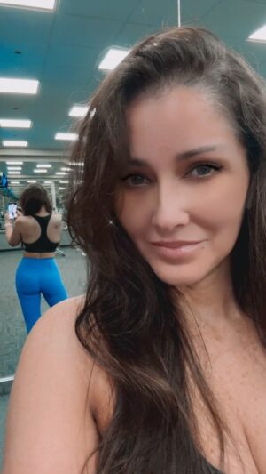 Nana Gouvea Instagram - Sunday at the gym… 👸🏻💕🍑 #nanagouvea #workout #sundayfunday #beauty #🍑 #👸🏻 #💞 #selflove #selfcare #gymgirl #fitfam #sweaty #longhairdontcare #greeneyes