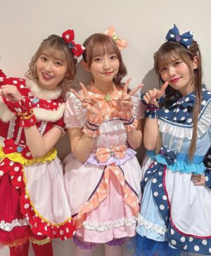 Nanami Yamashita Instagram - ⁡
⁡
#プリパラフレンドシップメモリー
⁡
とてもメモリアルな１日をありがとうございました🧚🏻‍♀️🫧✨
⁡
プリパラが積み上げてきた歴史と、ノンシュガーと出会えてから可能性に溢れた今までを改めて楽屋で振り返ったりしてました。。！
ステージ立てば、応援してくださる皆様がいて心強かった❣️ありがとう！！！
⁡
プリティーシリーズは、物語やイベント展開に本当に何が起こるかわからないスペシャルなワクワクがいっぱいですよね🖤💐
ノンシュガーも、そもそも結成自体が予想外だったけれど、今日も絆のじゃんけんぽんができて幸せでした♪
⁡
⁡
⁡
今日の予想外なこととしては、
楽屋でドーナツを食べていたら、めが姉ぇ役の伊藤かな恵さんが写真を撮ってくださいました🫨🫨🫨✴︎嬉しい。。
美味しくて4つ食べて幸せになれたよ✨✨
⁡
⁡
そして、北条コスモ役の山本希望さんが歌う「君100%人生」
年々自分の中で深みが増していて、つまずくと聴く曲💐😭
これからもこの曲で大丈夫❤️‍🩹❤️‍🔥
みんなも聴いてね♡
⁡
⁡
おやすみなさいのペロピタです🌼🦁✨
⁡
#pripara
⁡