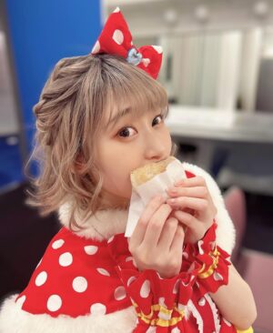Nanami Yamashita Instagram - ⁡
⁡
#プリパラフレンドシップメモリー
⁡
とてもメモリアルな１日をありがとうございました🧚🏻‍♀️🫧✨
⁡
プリパラが積み上げてきた歴史と、ノンシュガーと出会えてから可能性に溢れた今までを改めて楽屋で振り返ったりしてました。。！
ステージ立てば、応援してくださる皆様がいて心強かった❣️ありがとう！！！
⁡
プリティーシリーズは、物語やイベント展開に本当に何が起こるかわからないスペシャルなワクワクがいっぱいですよね🖤💐
ノンシュガーも、そもそも結成自体が予想外だったけれど、今日も絆のじゃんけんぽんができて幸せでした♪
⁡
⁡
⁡
今日の予想外なこととしては、
楽屋でドーナツを食べていたら、めが姉ぇ役の伊藤かな恵さんが写真を撮ってくださいました🫨🫨🫨✴︎嬉しい。。
美味しくて4つ食べて幸せになれたよ✨✨
⁡
⁡
そして、北条コスモ役の山本希望さんが歌う「君100%人生」
年々自分の中で深みが増していて、つまずくと聴く曲💐😭
これからもこの曲で大丈夫❤️‍🩹❤️‍🔥
みんなも聴いてね♡
⁡
⁡
おやすみなさいのペロピタです🌼🦁✨
⁡
#pripara
⁡