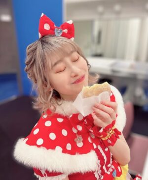 Nanami Yamashita Instagram - ⁡
⁡
#プリパラフレンドシップメモリー
⁡
とてもメモリアルな１日をありがとうございました🧚🏻‍♀️🫧✨
⁡
プリパラが積み上げてきた歴史と、ノンシュガーと出会えてから可能性に溢れた今までを改めて楽屋で振り返ったりしてました。。！
ステージ立てば、応援してくださる皆様がいて心強かった❣️ありがとう！！！
⁡
プリティーシリーズは、物語やイベント展開に本当に何が起こるかわからないスペシャルなワクワクがいっぱいですよね🖤💐
ノンシュガーも、そもそも結成自体が予想外だったけれど、今日も絆のじゃんけんぽんができて幸せでした♪
⁡
⁡
⁡
今日の予想外なこととしては、
楽屋でドーナツを食べていたら、めが姉ぇ役の伊藤かな恵さんが写真を撮ってくださいました🫨🫨🫨✴︎嬉しい。。
美味しくて4つ食べて幸せになれたよ✨✨
⁡
⁡
そして、北条コスモ役の山本希望さんが歌う「君100%人生」
年々自分の中で深みが増していて、つまずくと聴く曲💐😭
これからもこの曲で大丈夫❤️‍🩹❤️‍🔥
みんなも聴いてね♡
⁡
⁡
おやすみなさいのペロピタです🌼🦁✨
⁡
#pripara
⁡