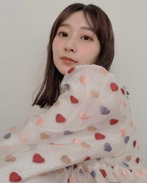 Nanami Yamashita Instagram - ⁡
⁡
新年明けましておめでとうございます𓃠♡
どんな年末年始をお過ごしですか🥰？
私は大好きな蟹を久しぶりに食べられて感動！な
大晦日でした🦀✨
⁡
少し振り返りになるのですが、
2023年は雨降って地固まる一年でした。。！
ようやくひとつ軸が強くなり、内側は一段階だけ深く濃くなれたのではないかと思っております。
それは応援してくださる皆様や関係者の方々に日々支えていただいたおかげで、どんな事もエネルギーに変えられたからです！❤️‍🔥
笑顔で一年終えられました😊
本当にありがとうございます📯⭐︎
2023年得た人生経験を役立てられるようまた頑張っていきます♪
⁡
今年も山あり谷ありだろう毎日を進み、皆様と実りある一年を過ごしていきます！
2024年もよろしくお願いいたします❣️
⁡
いつもありがとう~~~❤️🩷🩵💛を込めて！
山下七海