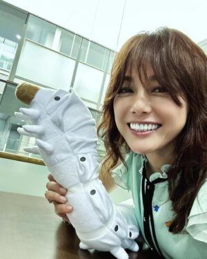 Nanase Aikawa Instagram - 養蚕信仰を研究している友達が、「カイコのぬいぐるみを買ったんだ❤️」と持ってきていた。遠くから見たらギブスかと思ったぐらいに、長くて面白い🤣カイコのぬいぐるみなんて初めて見た🤣
まさに、推し活ですね。笑

#推しのある生活 
#カイコ
