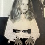 Nancy Brilli Instagram – Mamma. La mia mamma. No, non sono parole che ho detto. 89 sono gli anni che avresti compiuto oggi. 50 da quando non ti ho vista più. Chissà dove sei, chissà se esiste un filo, un’energia che ci unisce. Non mi ricordo di te, la mia testa ti ha cancellato addirittura dai miei sogni, non avrei potuto sopportare la realtà. Mi ricordo della tua passione per la fotografia, e mi ritraevi spesso. Mi ricordo del tuo parlare tante lingue, imparate da autodidatta. Mi ricordo che neanche tu amavi cucinare, come me. In alcuni flash “vedo” una scena, anche nei più piccoli dettagli, ma te non appari, il ricordo si sfoca. È possibile che il trauma della perdita di un genitore si ripercuota su tutta un’esistenza? Pare di si. Mi sarebbe piaciuto condividere con te i miei successi, mio figlio, avere i tuoi consigli, raccontarci le sofferenze e i dolori. Mah. Quando me l’hanno detto, che non c’eri più, non ci ho creduto. Ho fatto gli esami di quinta elementare piangendo piano, avevo il fazzoletto di stoffa  nella cartella verde, mi asciugavo il naso e gli occhi e scrivevo sul banco, in un grande silenzio. Ho voluto mostrarti a tutti i costi la pagella, mi hanno portato  davanti alla tua tomba. Non ho quasi parlato più per un anno. Ho dovuto reimparare, col tempo comunicare è diventato il mio lavoro. Sei con me solo quando scrivo sui quadri che dipingo, ho smesso per dieci anni, voglio ricominciare. Ci sentiamo presto, in colori nuovi. Buon compleanno, mamma. È successo a qualcuno di rimuovere un ricordo ?