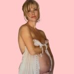 Nancy Brilli Instagram – #festadellamamma . Ogni anno penso a quanto sia stato buono il destino, con me. In ogni caso, è andata bene. Nonostante il dolore, nonostante le operazioni, nonostante la mancanza di pezzi di ricambio. Sarò per sempre grata di per aver  potuto essere così ben accompagnata per quei mesi, per aver goduto ogni attimo di bellezza, di incomparabile meraviglia. Ciao Francesco, là dentro c’eri tu. Ti voglio bene, figlio. Ve li hanno fatti, gli auguri?
 #mamma #love #instaday #instamom
