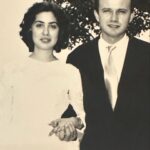 Nancy Brilli Instagram - Mamma. La mia mamma. No, non sono parole che ho detto. 89 sono gli anni che avresti compiuto oggi. 50 da quando non ti ho vista più. Chissà dove sei, chissà se esiste un filo, un’energia che ci unisce. Non mi ricordo di te, la mia testa ti ha cancellato addirittura dai miei sogni, non avrei potuto sopportare la realtà. Mi ricordo della tua passione per la fotografia, e mi ritraevi spesso. Mi ricordo del tuo parlare tante lingue, imparate da autodidatta. Mi ricordo che neanche tu amavi cucinare, come me. In alcuni flash “vedo” una scena, anche nei più piccoli dettagli, ma te non appari, il ricordo si sfoca. È possibile che il trauma della perdita di un genitore si ripercuota su tutta un’esistenza? Pare di si. Mi sarebbe piaciuto condividere con te i miei successi, mio figlio, avere i tuoi consigli, raccontarci le sofferenze e i dolori. Mah. Quando me l’hanno detto, che non c’eri più, non ci ho creduto. Ho fatto gli esami di quinta elementare piangendo piano, avevo il fazzoletto di stoffa nella cartella verde, mi asciugavo il naso e gli occhi e scrivevo sul banco, in un grande silenzio. Ho voluto mostrarti a tutti i costi la pagella, mi hanno portato davanti alla tua tomba. Non ho quasi parlato più per un anno. Ho dovuto reimparare, col tempo comunicare è diventato il mio lavoro. Sei con me solo quando scrivo sui quadri che dipingo, ho smesso per dieci anni, voglio ricominciare. Ci sentiamo presto, in colori nuovi. Buon compleanno, mamma. È successo a qualcuno di rimuovere un ricordo ?