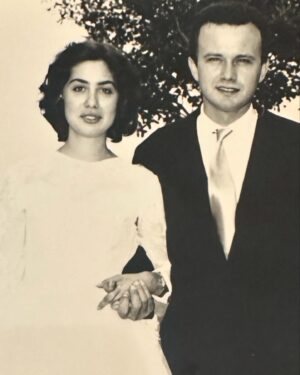 Nancy Brilli Instagram - Mamma. La mia mamma. No, non sono parole che ho detto. 89 sono gli anni che avresti compiuto oggi. 50 da quando non ti ho vista più. Chissà dove sei, chissà se esiste un filo, un’energia che ci unisce. Non mi ricordo di te, la mia testa ti ha cancellato addirittura dai miei sogni, non avrei potuto sopportare la realtà. Mi ricordo della tua passione per la fotografia, e mi ritraevi spesso. Mi ricordo del tuo parlare tante lingue, imparate da autodidatta. Mi ricordo che neanche tu amavi cucinare, come me. In alcuni flash “vedo” una scena, anche nei più piccoli dettagli, ma te non appari, il ricordo si sfoca. È possibile che il trauma della perdita di un genitore si ripercuota su tutta un’esistenza? Pare di si. Mi sarebbe piaciuto condividere con te i miei successi, mio figlio, avere i tuoi consigli, raccontarci le sofferenze e i dolori. Mah. Quando me l’hanno detto, che non c’eri più, non ci ho creduto. Ho fatto gli esami di quinta elementare piangendo piano, avevo il fazzoletto di stoffa  nella cartella verde, mi asciugavo il naso e gli occhi e scrivevo sul banco, in un grande silenzio. Ho voluto mostrarti a tutti i costi la pagella, mi hanno portato  davanti alla tua tomba. Non ho quasi parlato più per un anno. Ho dovuto reimparare, col tempo comunicare è diventato il mio lavoro. Sei con me solo quando scrivo sui quadri che dipingo, ho smesso per dieci anni, voglio ricominciare. Ci sentiamo presto, in colori nuovi. Buon compleanno, mamma. È successo a qualcuno di rimuovere un ricordo ?