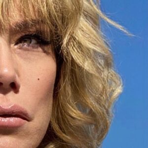 Nancy Brilli Instagram - Dopo un anno senza muovermi, senza lavorare, con microscopici spiragli di creatività, oggi per la prima volta ho recitato di nuovo. È stato un anno duro, per un’artista frustrante in modo cattivo. Finalmente un momento di bellezza, di ispirazione. Che bello sentire un refolo di rinnovata fiducia, anche poco, anche piccolino. Ma oggi è entrata luce, e sono grata. 

#light 
#labellezzasalveràilmondo 
#futuro 
#art 
#roma 

Sottovesti @albertaferretti 
#makeupartist @dani.cipriani6
