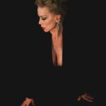 Nancy Brilli Instagram – Momenti di passaggio. Ho scoperto che la legge dell’attrazione non è proprio totalmente una bufala, ne scrivo domani in prima pagina su @leggo.it . In quanti credono che volendo, fortissimamente volendo, otterranno? Beh, non è così che funziona. E chi dice il contrario è un imbonitore che spaccia positività un tanto al chilo. È vero però che la negatività reiterata porta male. Chi ci crede?