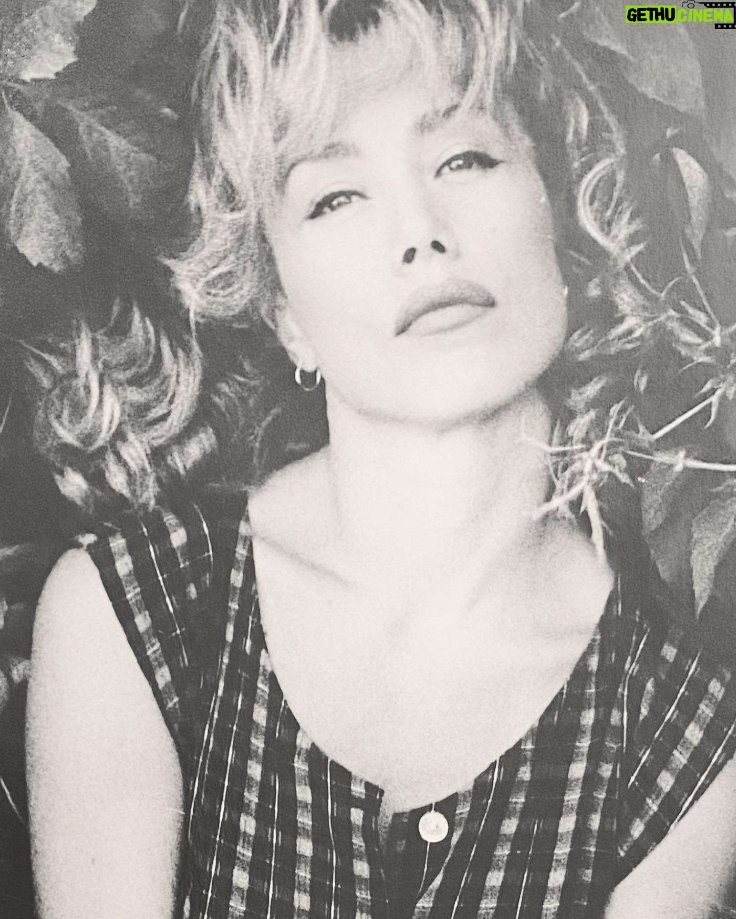Nancy Brilli Instagram - Il giorno del mio compleanno. Nulla, ho fatto. A parte il pranzo, sono stata a letto tutto il tempo. Ero stanca, distrutta, spappata. Ho spento il telefono. Mi sono buttata sul letto e ho sentito il corpo spandersi, urlando da ogni fibra un graaazieee grande così. E ho dormito. Ho dormito. Ho dormito. Niente rifrullo nella mente, niente fatica. Riposo totale e salvifico. Allora è così che capita a voi, normodormienti? Che beatitudine. Adesso questo silenzio mi fa meglio di qualsiasi musica. Oh, quest’è. Me lo sono guadagnato. Se mi vedesse quella delle foto, non potrebbe crederci. Invece, eccomi qua. E grazie a tutti degli auguri che non ho sentito, né ho letto. Vi voglio bene anche se dormivo. Soprattutto, anzi. #insonnia #birthday #happybirthday #relax #melomerito