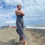 Nancy Brilli Instagram – Che estate. Che tempo. Che strano.
In spiaggia tutti gli ombrelloni chiusi. C’è anche un vento freddino. Meno male che c’è l’#amicizia, e un buon piatto di pasta, in un giorno così.
Oltre, e sempre, ai #figli d’oro.
Voi come state, quest’estate?