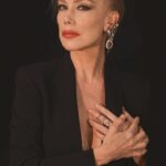 Nancy Brilli Instagram - Momenti di passaggio. Ho scoperto che la legge dell’attrazione non è proprio totalmente una bufala, ne scrivo domani in prima pagina su @leggo.it . In quanti credono che volendo, fortissimamente volendo, otterranno? Beh, non è così che funziona. E chi dice il contrario è un imbonitore che spaccia positività un tanto al chilo. È vero però che la negatività reiterata porta male. Chi ci crede?