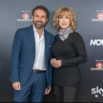 Nancy Brilli Instagram - Ci siamo. Dopo che mi sono state offerte tutte le varietà di talent e reality, l’unica trasmissione vagamente del genere che ho accettato è Pechino Express. Sulla rotta del dragone ci vedrete, con il mio sodale @pierluigi.iorio11 , fare cose inusitate. Mi sono divertita come non mai, stancata altrettanto. Il nostro game/adventure/show inizia domani, 7 marzo, su SKYUno ALLE 21. Vi stupirò? Vi stupiremo tantissimo!! Mandatemi le foto dei vostri tv, adoro essere a casa vostra! Abbiamo un patto?