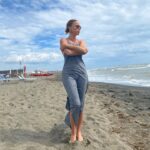 Nancy Brilli Instagram – Che estate. Che tempo. Che strano. 
In spiaggia tutti gli ombrelloni chiusi. C’è anche un vento freddino. Meno male che c’è l’#amicizia, e un buon piatto di pasta, in un giorno così.
Oltre, e sempre, ai #figli d’oro.
Voi come state, quest’estate?