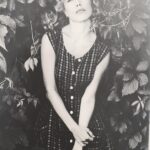Nancy Brilli Instagram - Il giorno del mio compleanno. Nulla, ho fatto. A parte il pranzo, sono stata a letto tutto il tempo. Ero stanca, distrutta, spappata. Ho spento il telefono. Mi sono buttata sul letto e ho sentito il corpo spandersi, urlando da ogni fibra un graaazieee grande così. E ho dormito. Ho dormito. Ho dormito. Niente rifrullo nella mente, niente fatica. Riposo totale e salvifico. Allora è così che capita a voi, normodormienti? Che beatitudine. Adesso questo silenzio mi fa meglio di qualsiasi musica. Oh, quest’è. Me lo sono guadagnato. Se mi vedesse quella delle foto, non potrebbe crederci. Invece, eccomi qua. E grazie a tutti degli auguri che non ho sentito, né ho letto. Vi voglio bene anche se dormivo. Soprattutto, anzi. #insonnia #birthday #happybirthday #relax #melomerito