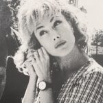 Nancy Brilli Instagram - Il giorno del mio compleanno. Nulla, ho fatto. A parte il pranzo, sono stata a letto tutto il tempo. Ero stanca, distrutta, spappata. Ho spento il telefono. Mi sono buttata sul letto e ho sentito il corpo spandersi, urlando da ogni fibra un graaazieee grande così. E ho dormito. Ho dormito. Ho dormito. Niente rifrullo nella mente, niente fatica. Riposo totale e salvifico. Allora è così che capita a voi, normodormienti? Che beatitudine. Adesso questo silenzio mi fa meglio di qualsiasi musica. Oh, quest’è. Me lo sono guadagnato. Se mi vedesse quella delle foto, non potrebbe crederci. Invece, eccomi qua. E grazie a tutti degli auguri che non ho sentito, né ho letto. Vi voglio bene anche se dormivo. Soprattutto, anzi. #insonnia #birthday #happybirthday #relax #melomerito