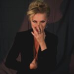 Nancy Brilli Instagram – Momenti di passaggio. Ho scoperto che la legge dell’attrazione non è proprio totalmente una bufala, ne scrivo domani in prima pagina su @leggo.it . In quanti credono che volendo, fortissimamente volendo, otterranno? Beh, non è così che funziona. E chi dice il contrario è un imbonitore che spaccia positività un tanto al chilo. È vero però che la negatività reiterata porta male. Chi ci crede?