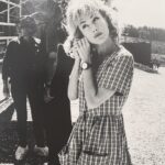 Nancy Brilli Instagram – Il giorno del mio compleanno. Nulla, ho fatto. A parte il pranzo, sono stata a letto tutto il tempo. Ero stanca, distrutta, spappata. Ho spento il telefono. Mi sono buttata sul letto e ho sentito il corpo spandersi, urlando da ogni fibra un graaazieee grande così. E ho dormito. Ho dormito. Ho dormito. Niente rifrullo nella mente, niente fatica. Riposo totale e salvifico. Allora è così che capita a voi, normodormienti? Che beatitudine. Adesso questo silenzio mi fa meglio di qualsiasi musica. Oh, quest’è. Me lo sono guadagnato. Se mi vedesse quella delle foto, non potrebbe crederci. Invece, eccomi qua. E grazie a tutti degli auguri che non ho sentito, né ho letto. Vi voglio bene anche se dormivo. Soprattutto, anzi. #insonnia #birthday #happybirthday #relax #melomerito