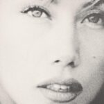 Nancy Brilli Instagram - Il giorno del mio compleanno. Nulla, ho fatto. A parte il pranzo, sono stata a letto tutto il tempo. Ero stanca, distrutta, spappata. Ho spento il telefono. Mi sono buttata sul letto e ho sentito il corpo spandersi, urlando da ogni fibra un graaazieee grande così. E ho dormito. Ho dormito. Ho dormito. Niente rifrullo nella mente, niente fatica. Riposo totale e salvifico. Allora è così che capita a voi, normodormienti? Che beatitudine. Adesso questo silenzio mi fa meglio di qualsiasi musica. Oh, quest’è. Me lo sono guadagnato. Se mi vedesse quella delle foto, non potrebbe crederci. Invece, eccomi qua. E grazie a tutti degli auguri che non ho sentito, né ho letto. Vi voglio bene anche se dormivo. Soprattutto, anzi. #insonnia #birthday #happybirthday #relax #melomerito